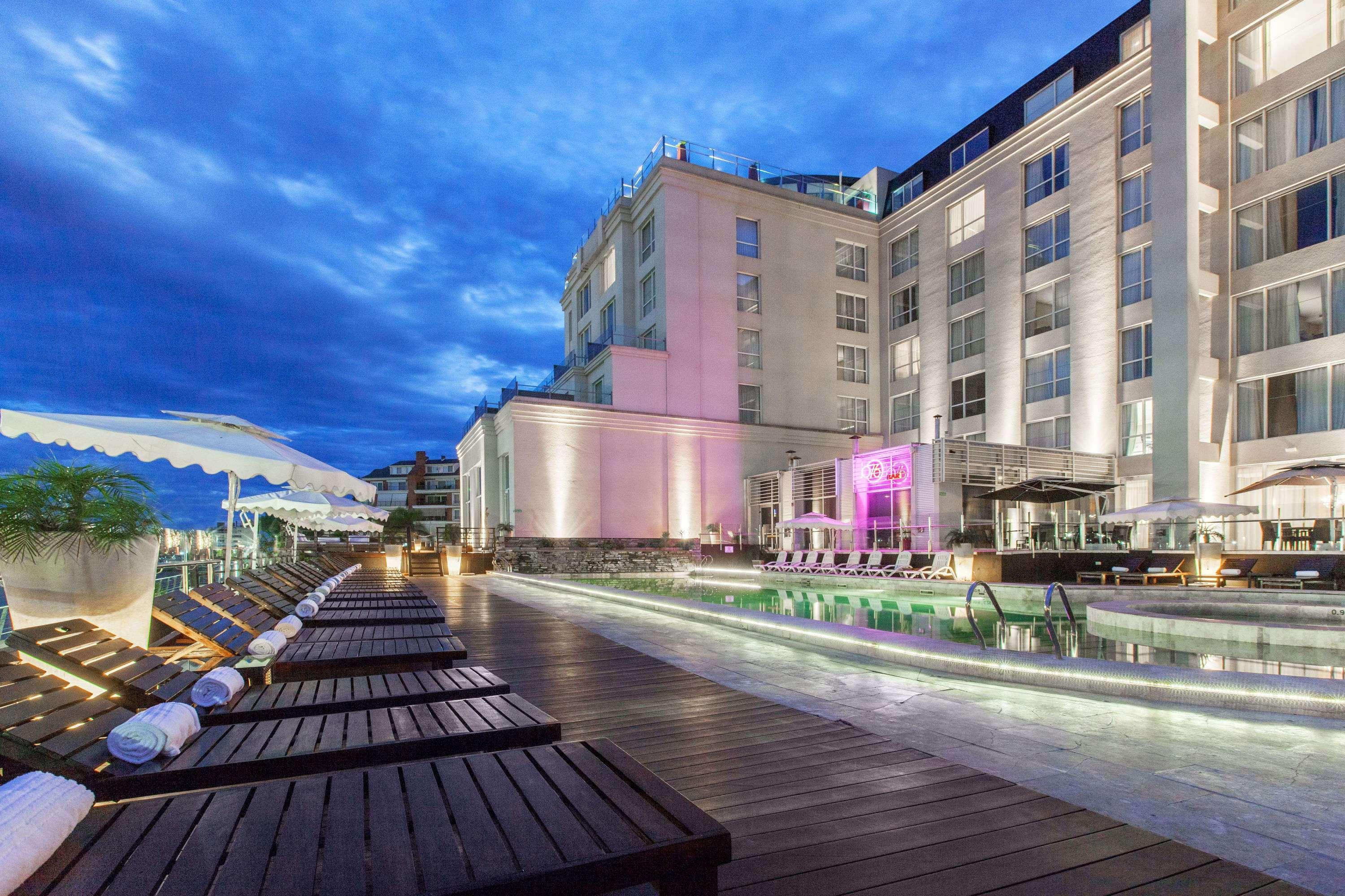 윈덤 노르델타 티그레 부에노스 아이레스 호텔 외부 사진 The hotel's rooftop pool