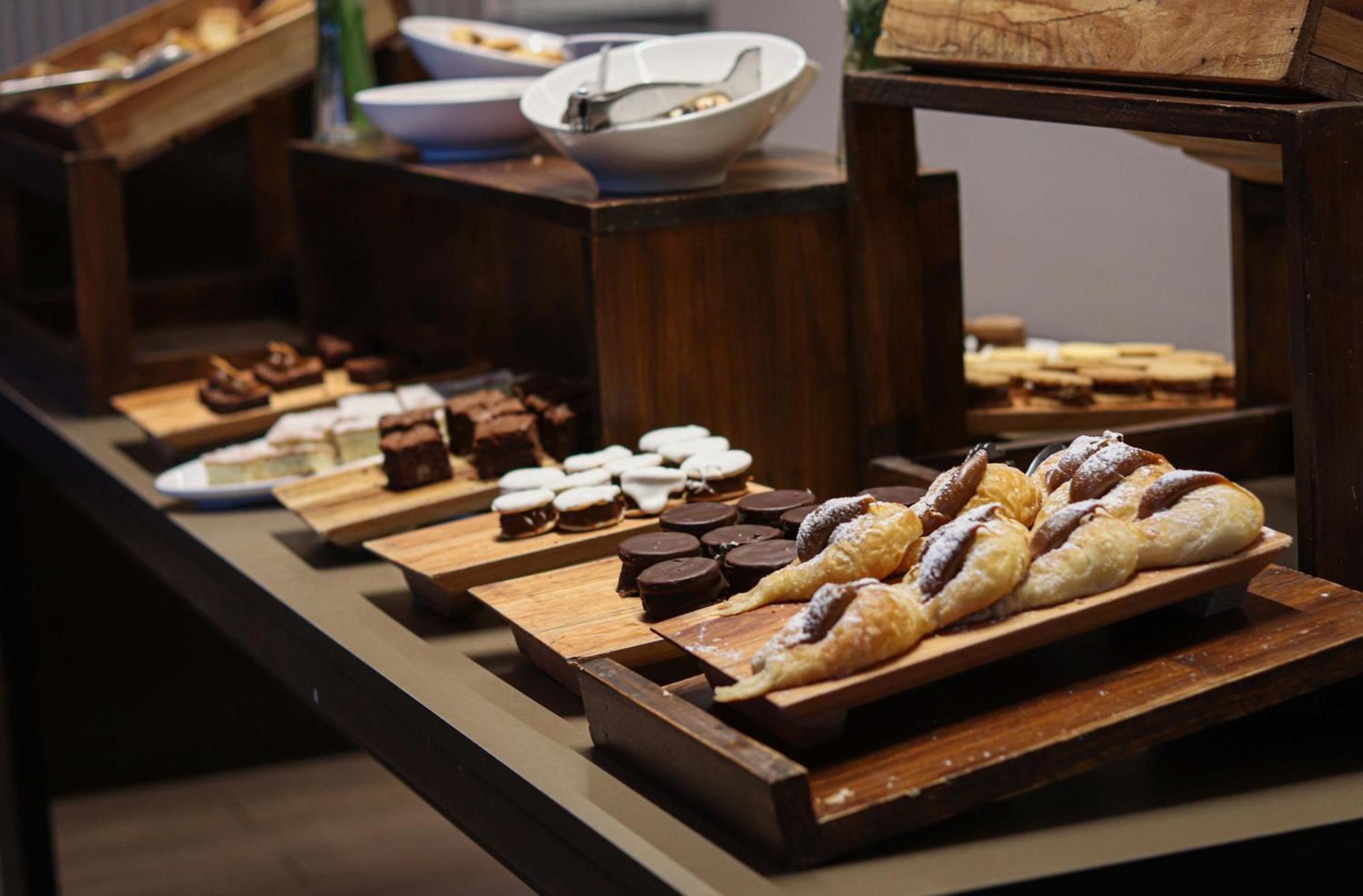 윈덤 노르델타 티그레 부에노스 아이레스 호텔 외부 사진 A selection of desserts