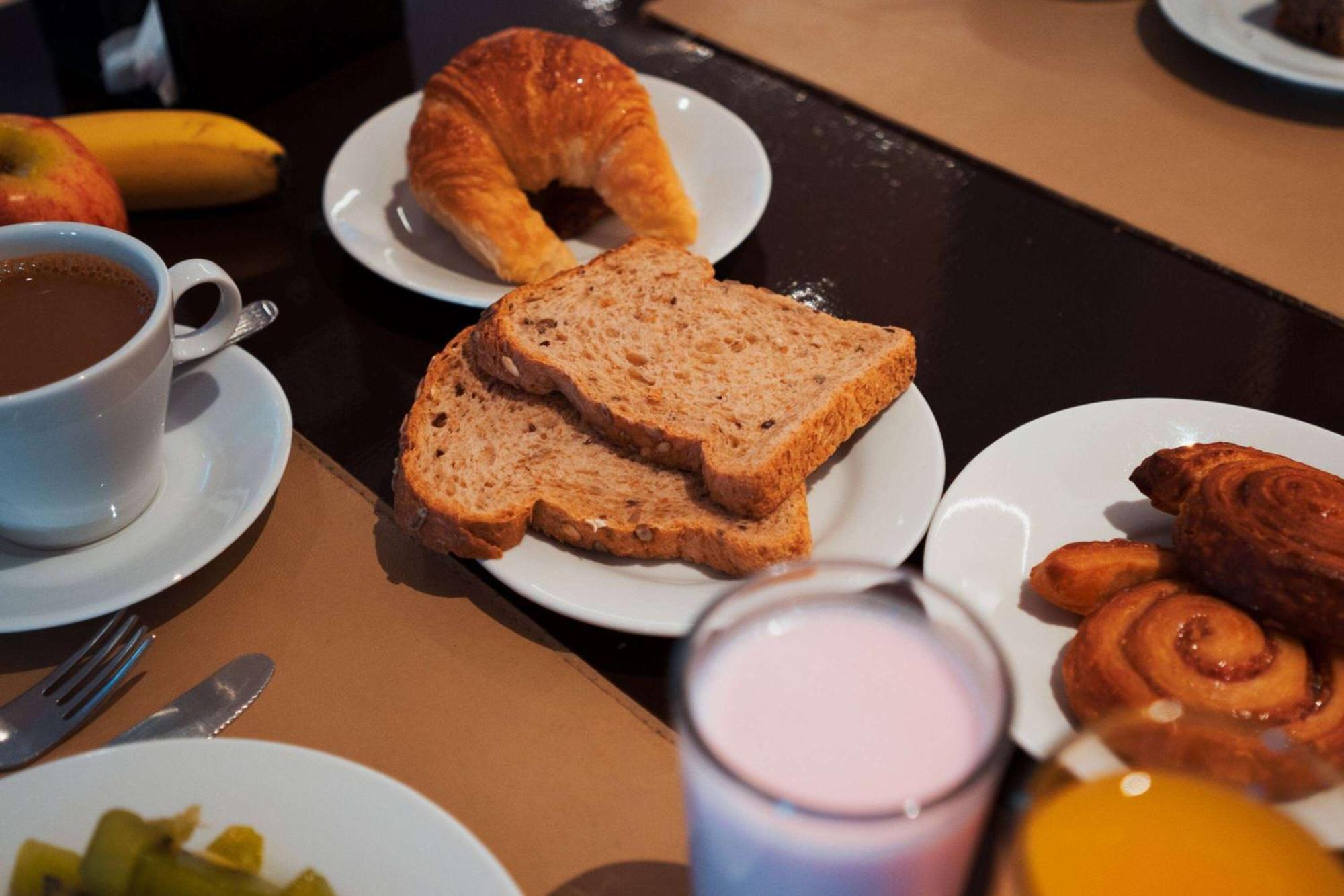 윈덤 노르델타 티그레 부에노스 아이레스 호텔 외부 사진 A typical breakfast in the Netherlands