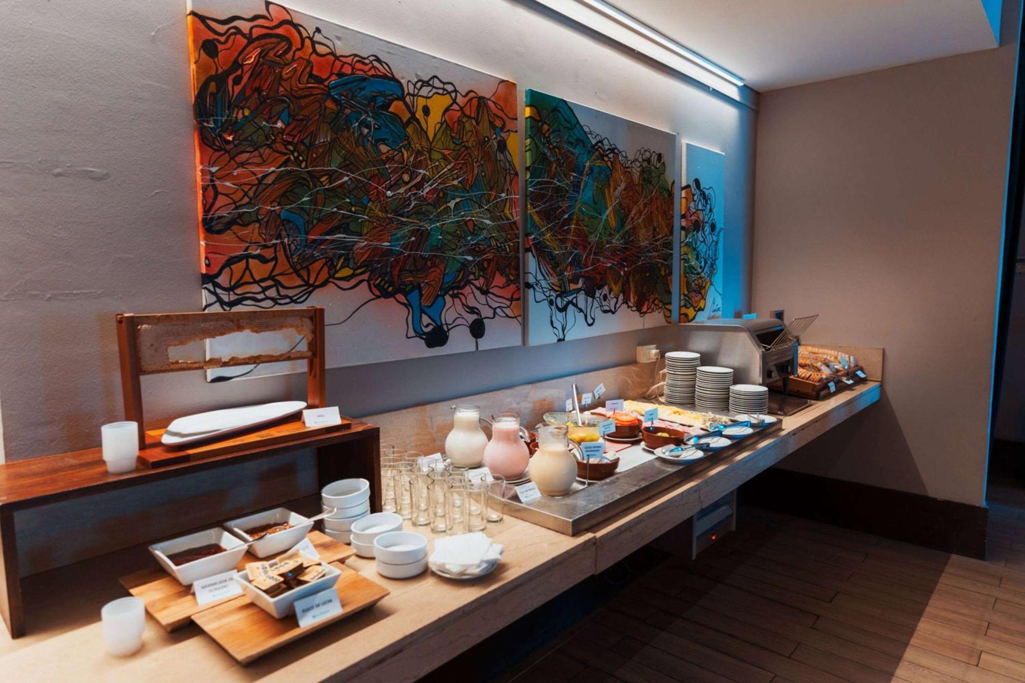 윈덤 노르델타 티그레 부에노스 아이레스 호텔 외부 사진 The buffet at the lounge