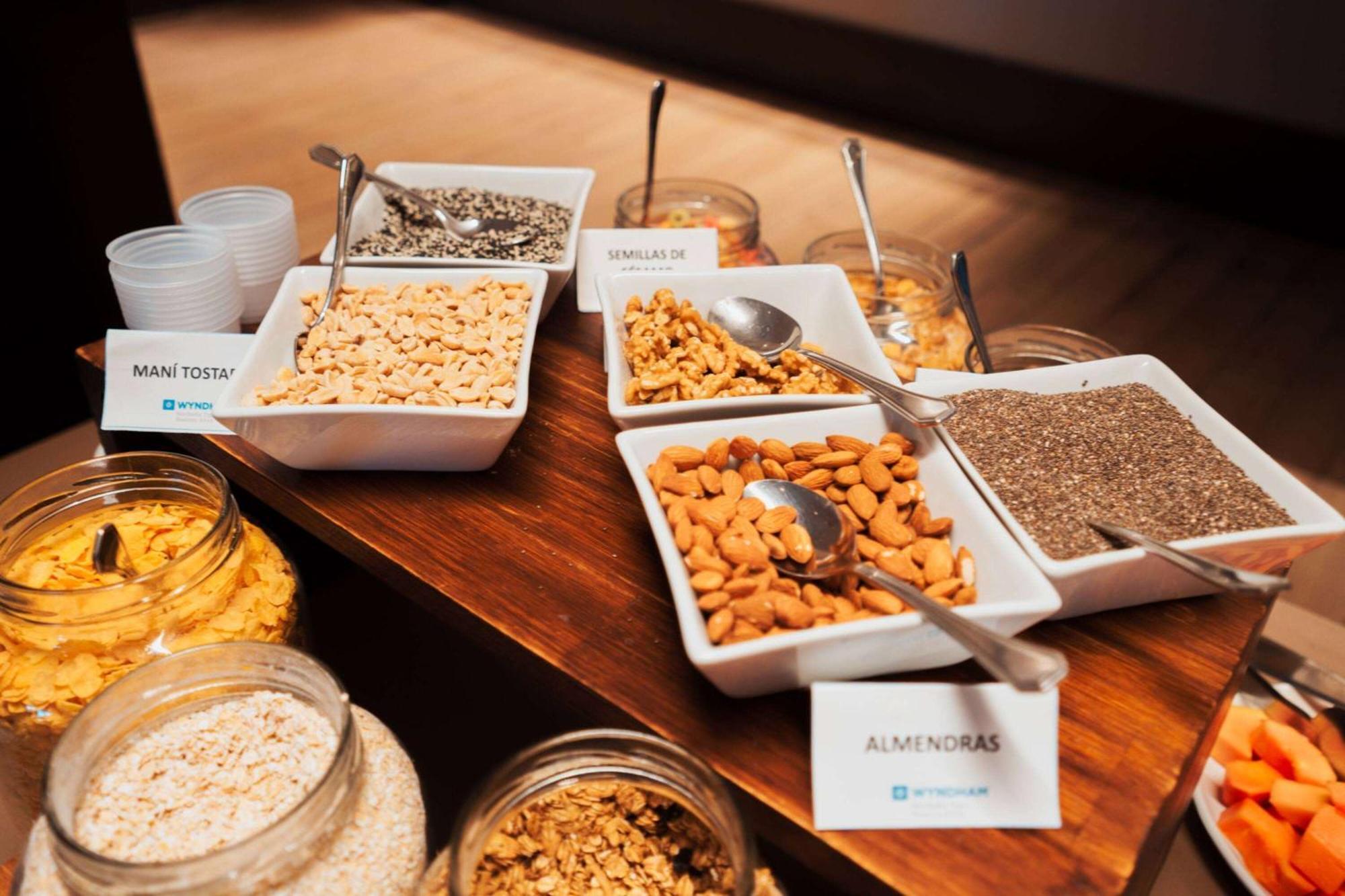 윈덤 노르델타 티그레 부에노스 아이레스 호텔 외부 사진 Nuts and seeds at a buffet